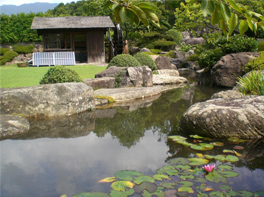 庭の水辺と水車小屋